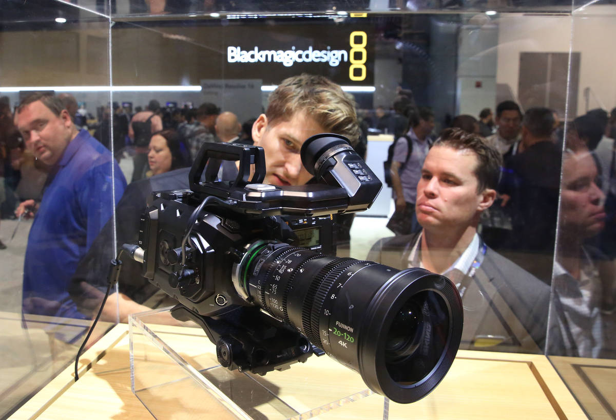 Tim Garrow, al centro, y Richard Griffin revisan la cámara de cine Blackmagic URSA mini Pro 4. ...
