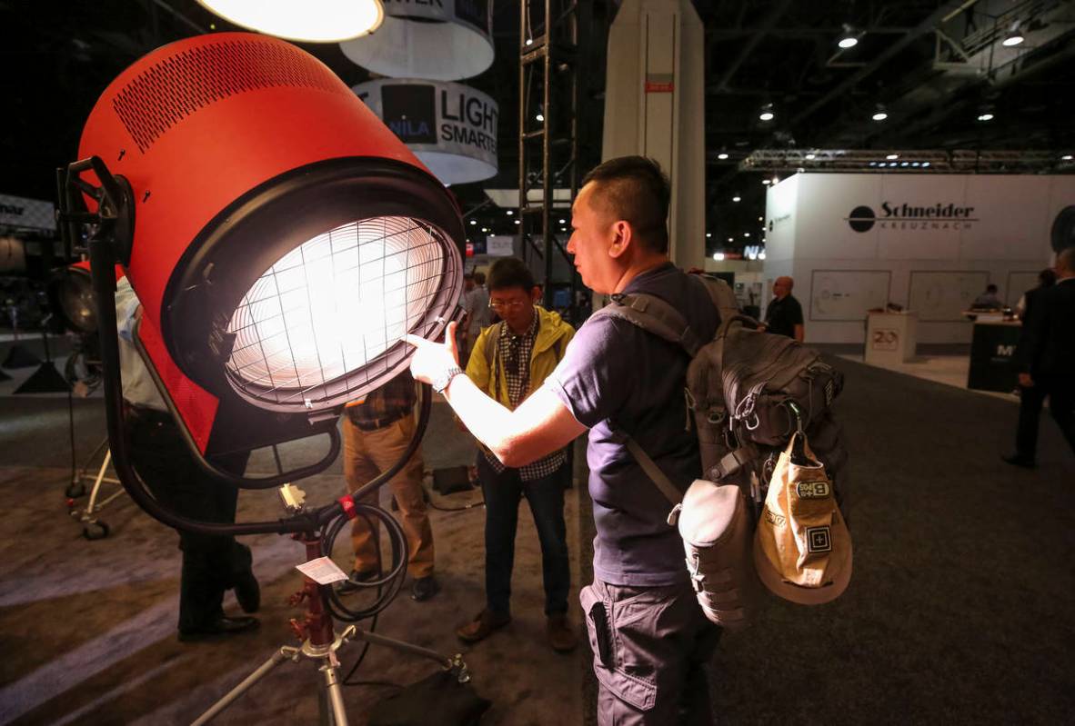 El cineasta Paul Chou de Taiwán demuestra la luz LED Vari-Tener 10k de Mole-Richardson durante ...