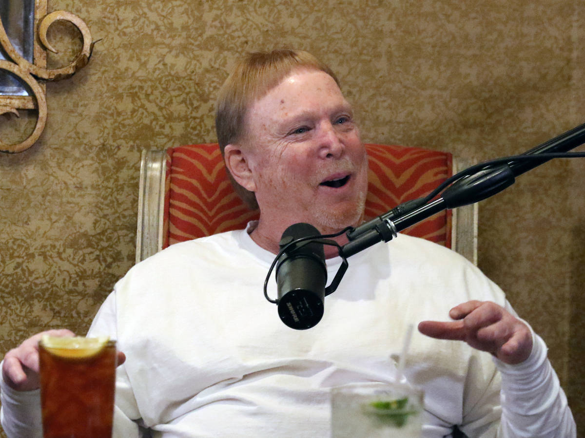 El propietario de Los Raiders de Las Vegas, Mark Davis, habla durante su podcast con John Katsi ...