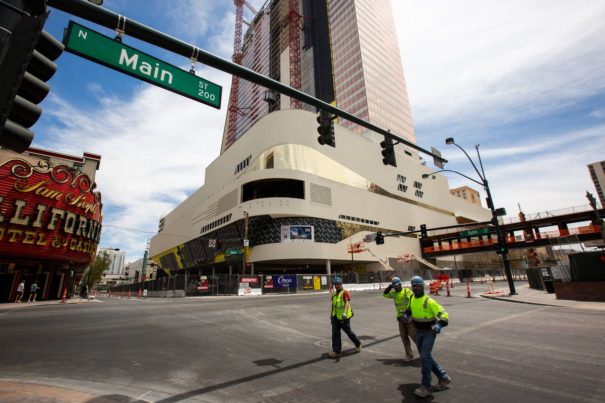 Trabajadores caminan por la calle principal de Circa en Las Vegas el miércoles, 24 de junio de ...