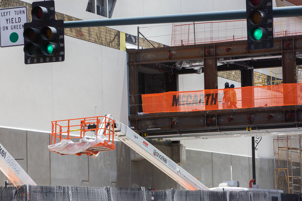 Trabajadores de construcción entran en la obra de Circa en Las Vegas el miércoles, 24 de juni ...