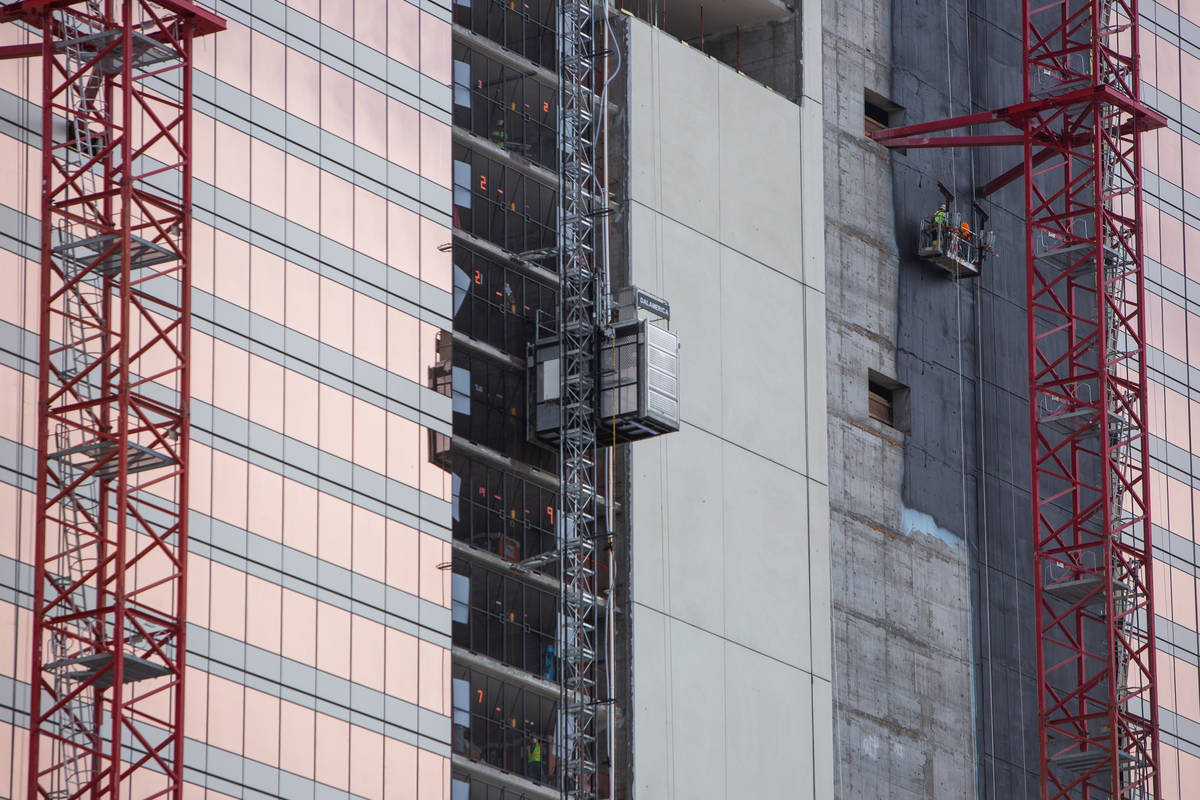 Un trabajador de construcción observa desde la obra de Circa en Las Vegas el miércoles, 24 de ...