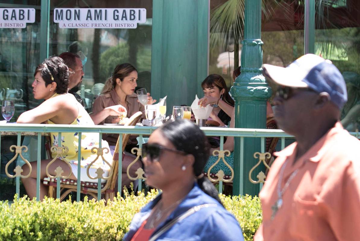 Turistas disfrutan de sus comidas en el comedor al aire libre del restaurante Mon Ami Gabi el d ...