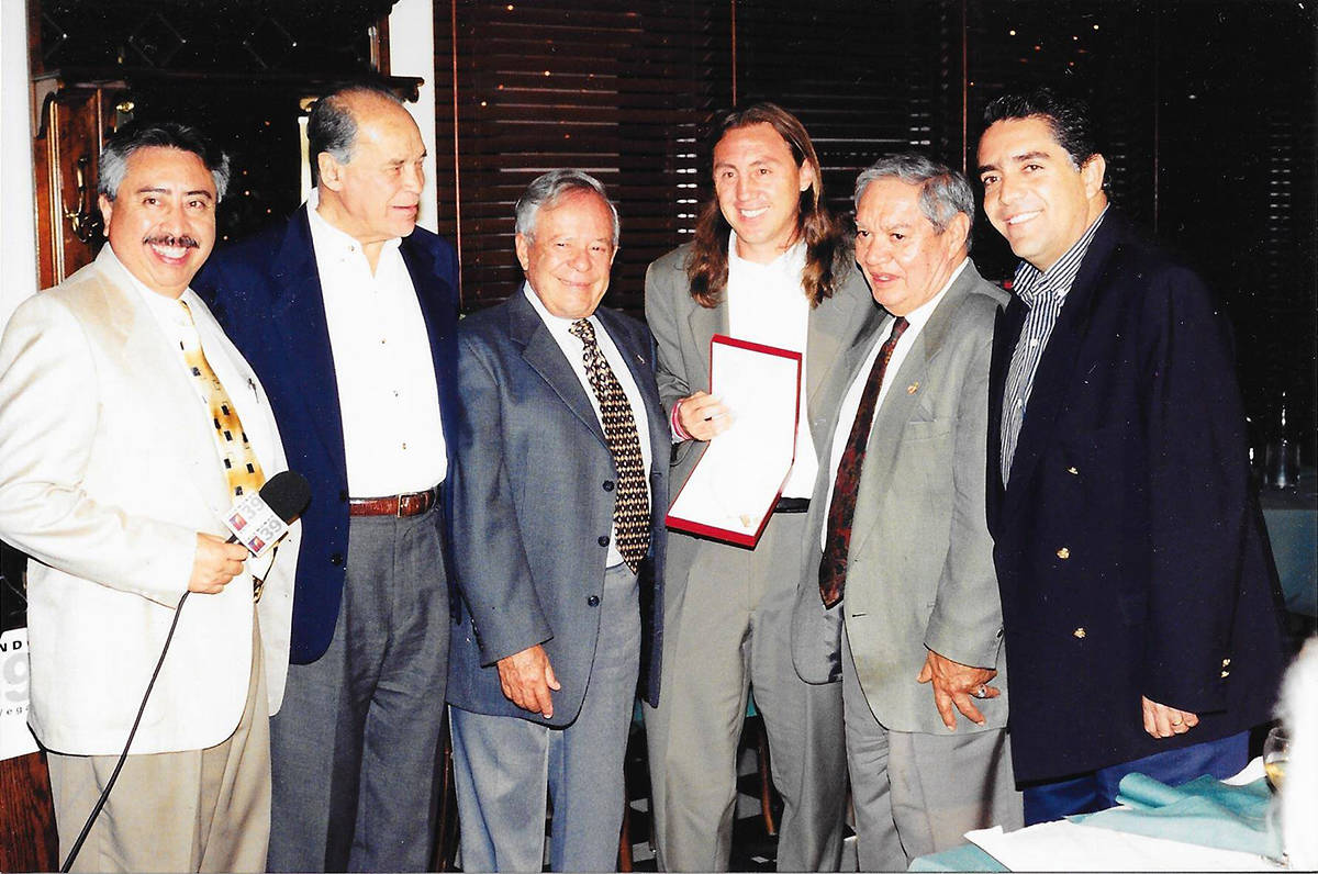 Luis Bonilla, pionero y parte integral de la historia de Las Vegas, recibió el trofeo que lo a ...