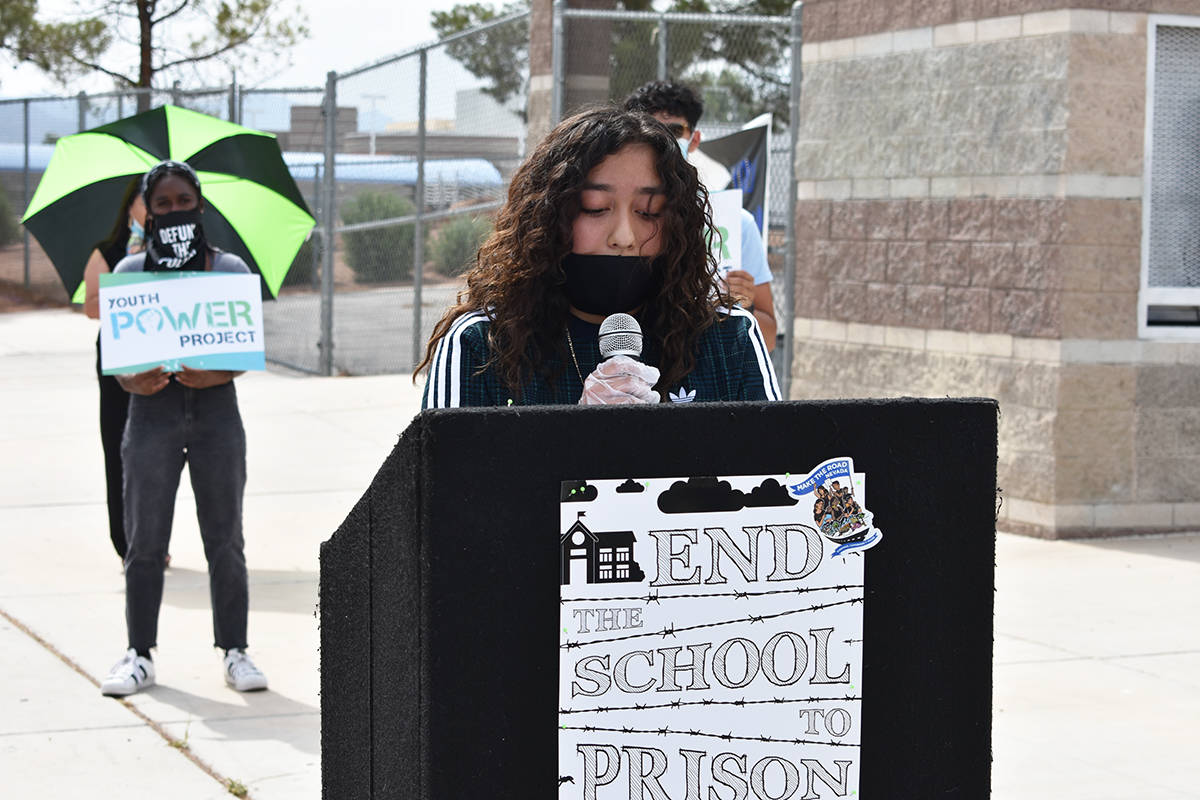 Estudiantes y miembros de Make The Road Nevada se manifestaron en contra de la Policía Escolar ...