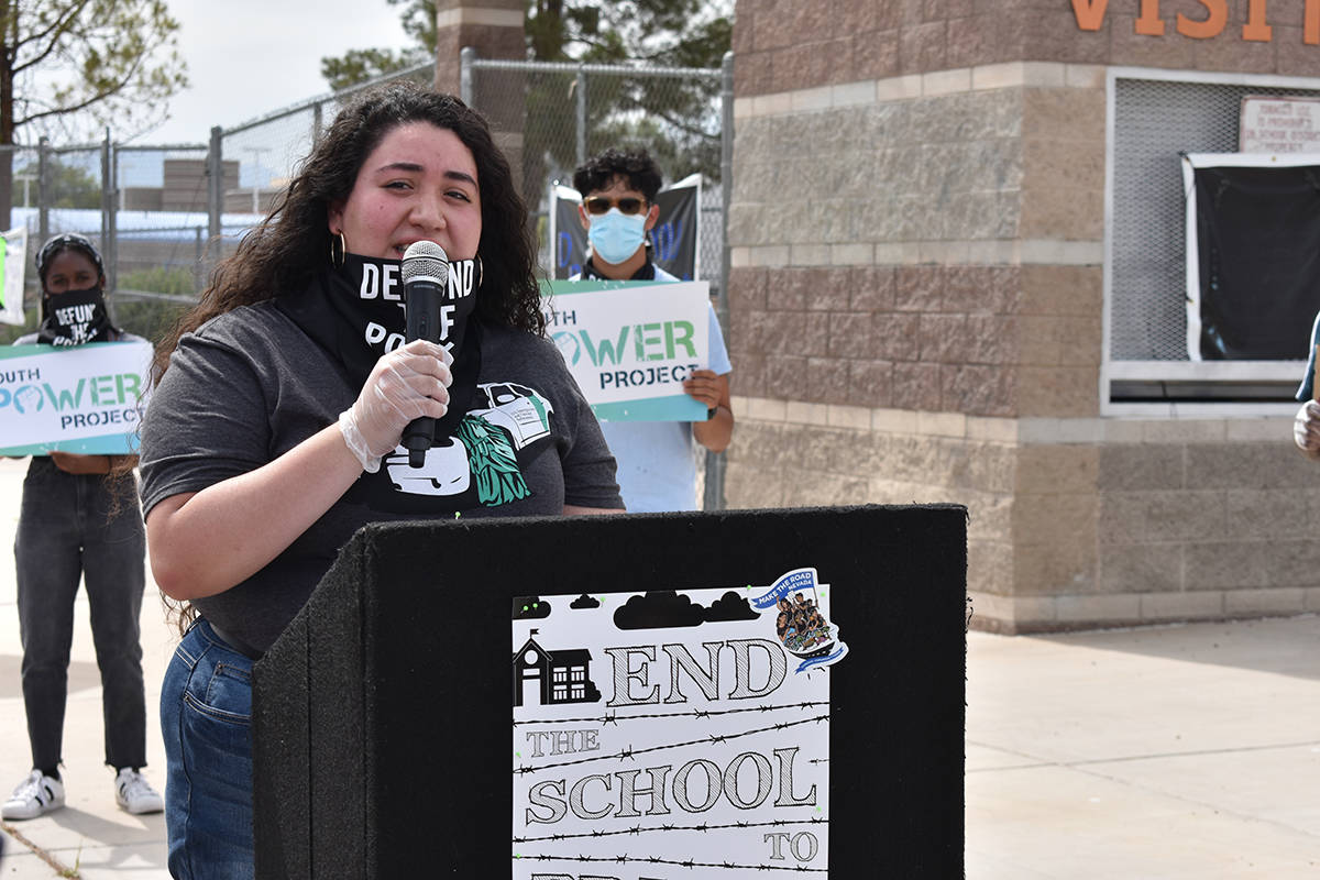 Estudiantes y miembros de Make The Road Nevada se manifestaron en contra de la Policía Escolar ...