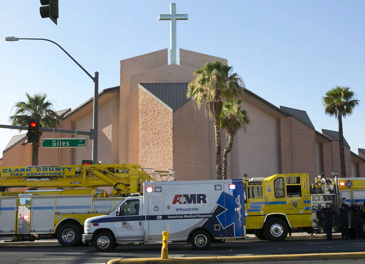 Una ambulancia que transporta al oficial de policía de Las Vegas herido, Shay Mikalonis, pasa ...