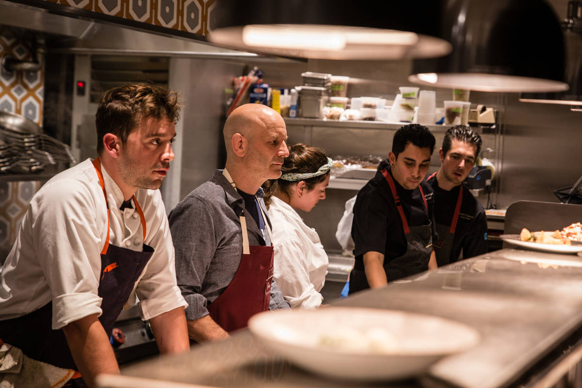 El chef ejecutivo de Osteria Fiorella, Joel Myers, izquierda, y Marc Vetri, segundo a la izquie ...