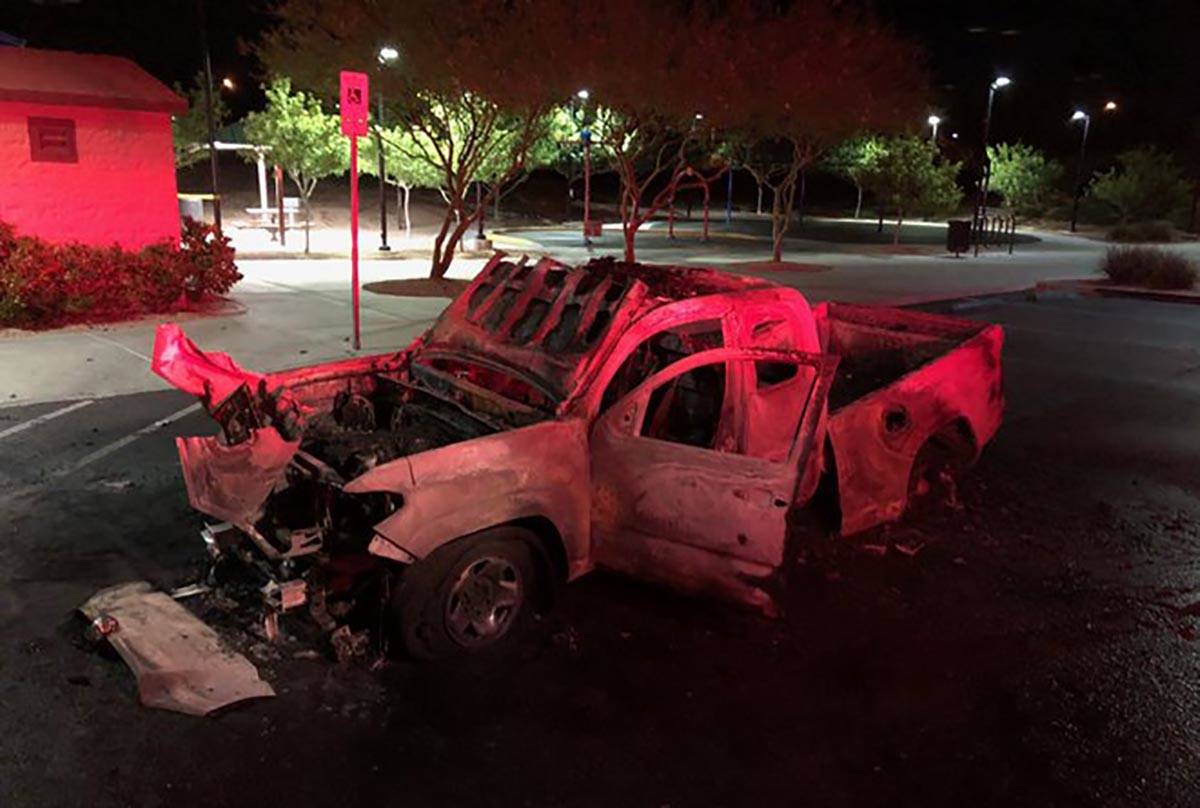 Fuegos artificiales encendieron y destruyeron una camioneta en el noroeste de Las Vegas el juev ...