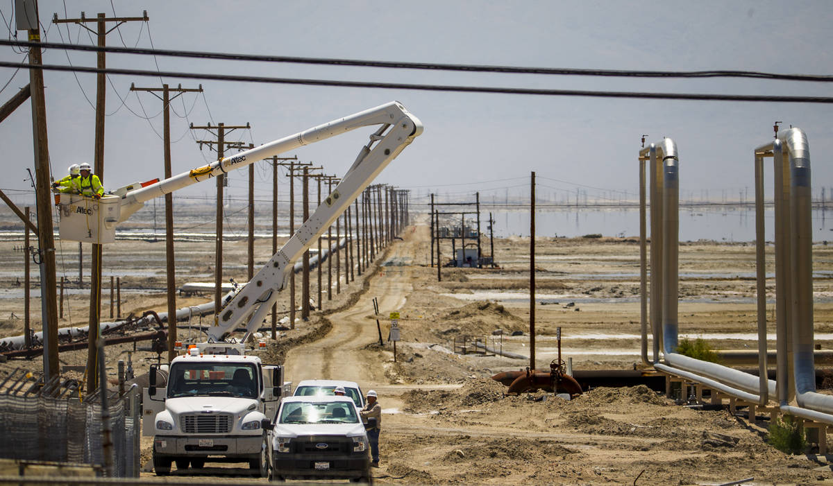 Un equipo de Edison del sur de California trabaja para reparar las líneas eléctricas cerca de ...