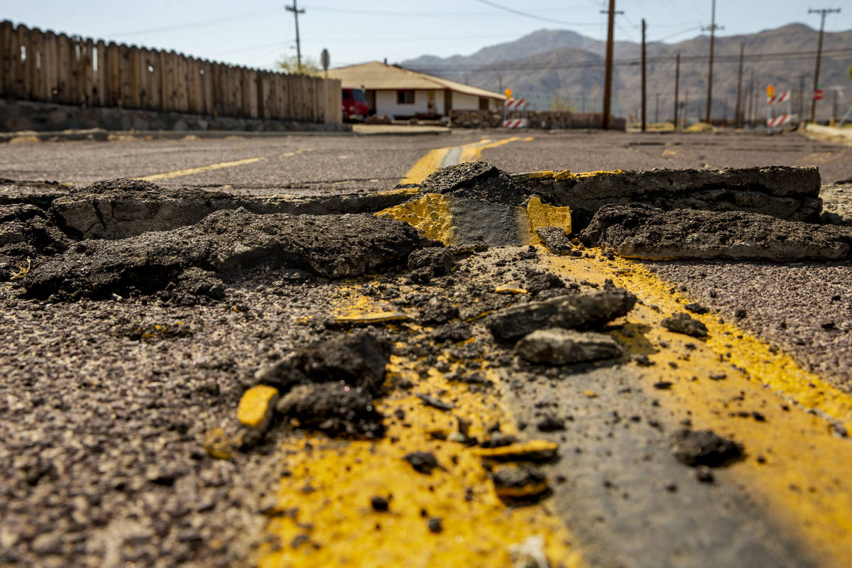 Extensas grietas en el pavimento en Trona, California, debido a los terremotos del sábado, 6 d ...