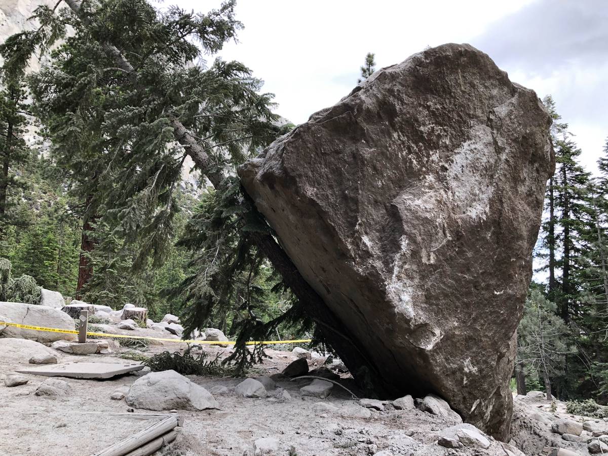 Una roca de casi 20 pies de diámetro fue lanzada a un campamento del Whitney Portal durante un ...