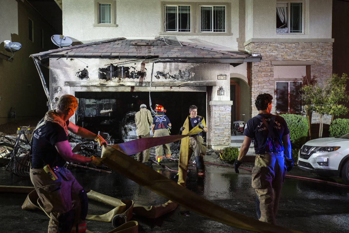 Los bomberos responden a una vivienda presuntamente afectada por fuegos artificiales en 10758 R ...