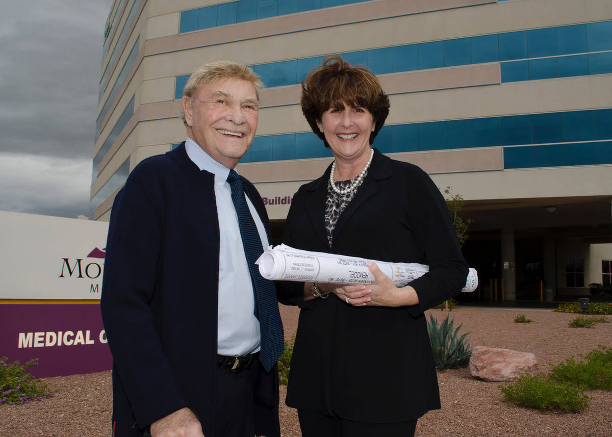 El promotor inmobiliario de Las Vegas, Irwin Molasky, y Carole Fisher, ex presidente y director ...