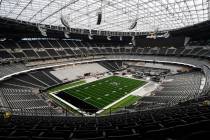 Una foto publicada por los Raiders de Las Vegas muestra el casi completo Estadio Allegiant el v ...