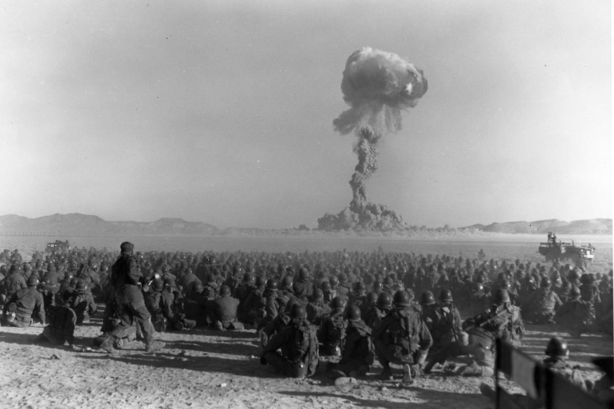 Esta foto muestra una prueba de bomba atómica en lo que entonces se llamaba Nevada Proving Gro ...