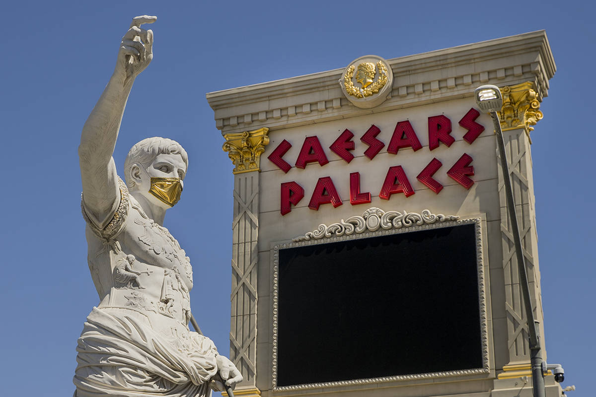 Caesars Entertainment Corp. declaró el jueves que el hecho de que un empleado no lleve un cubr ...