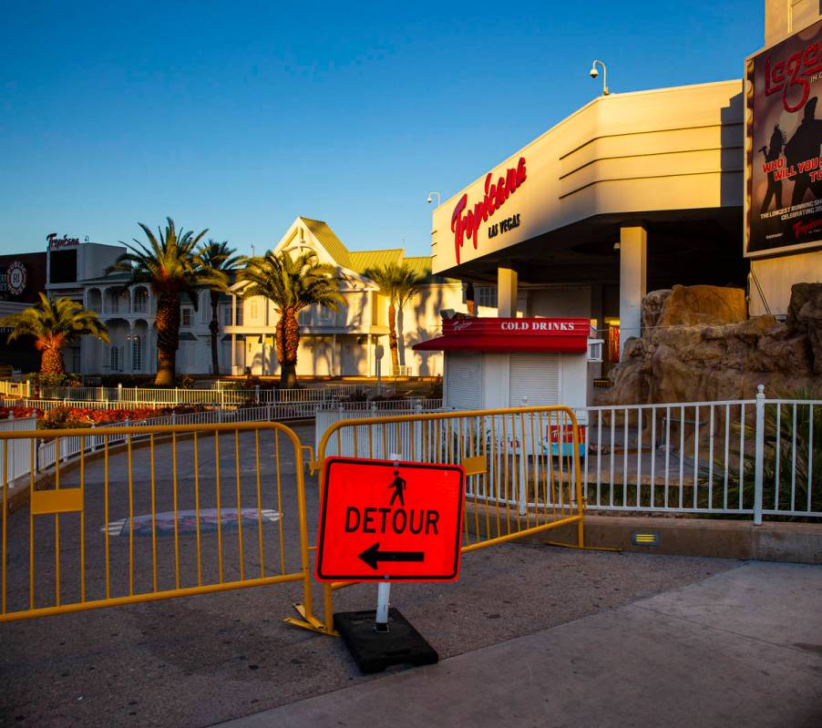 Una vista del Tropicana Las Vegas, que permanece cerrado a pesar de la reapertura de los casino ...