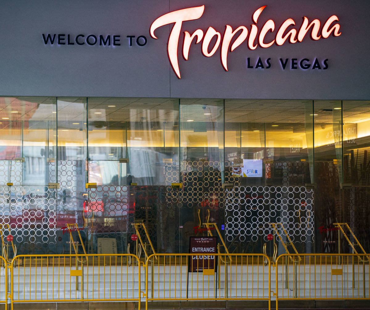 Una vista del Tropicana Las Vegas, que permanece cerrado a pesar de la reapertura de los casino ...