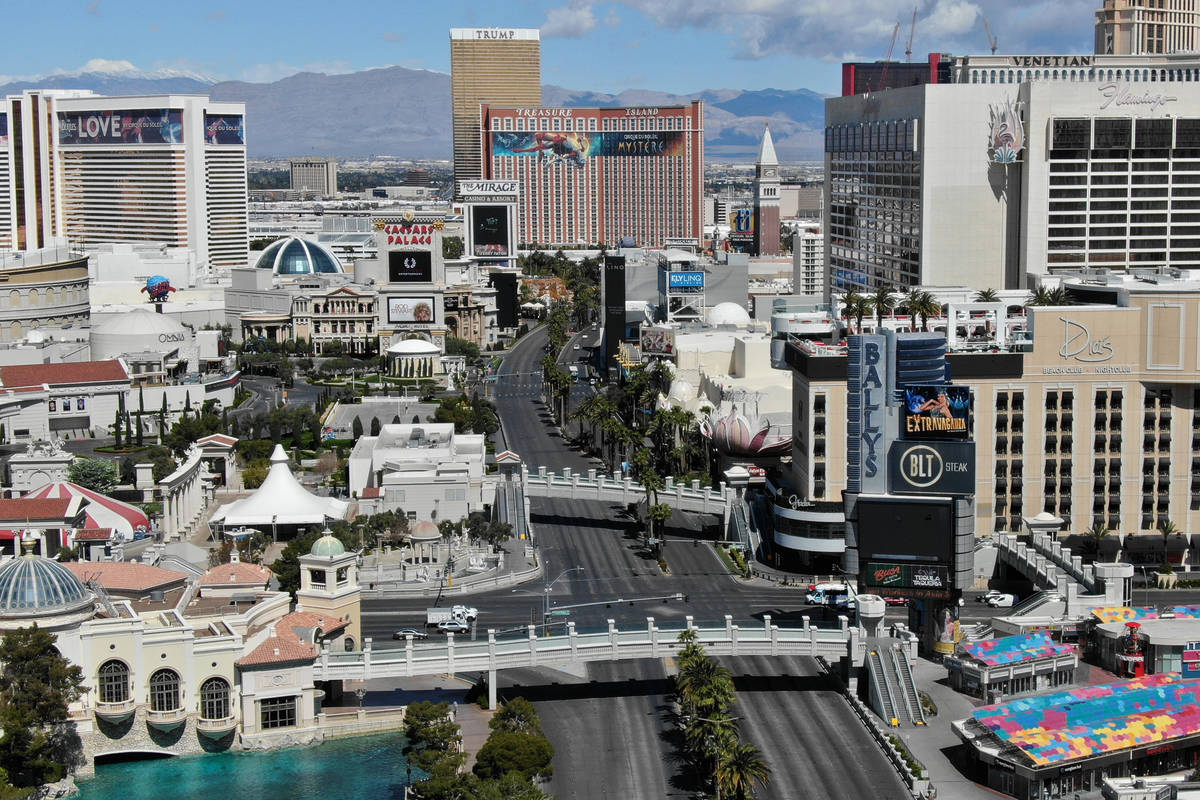 Una foto aérea del Strip de Las Vegas después de que todos los casinos de Las Vegas hayan cer ...