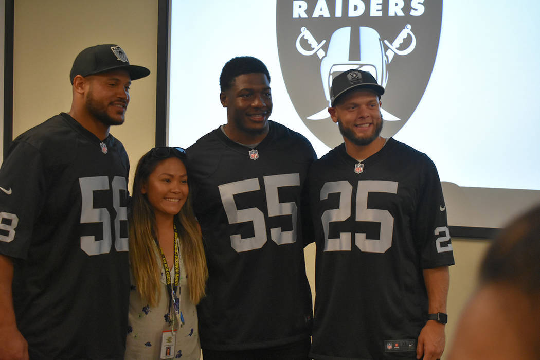 En esta fotografía de archivo, tres jugadores de los Raiders estuvieron presentes en el evento ...