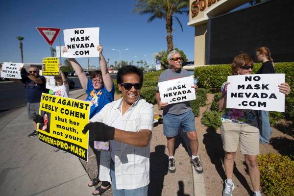José Luis, de Las Vegas, participa en la “No Mask Protest" en la intersección de West Sunse ...