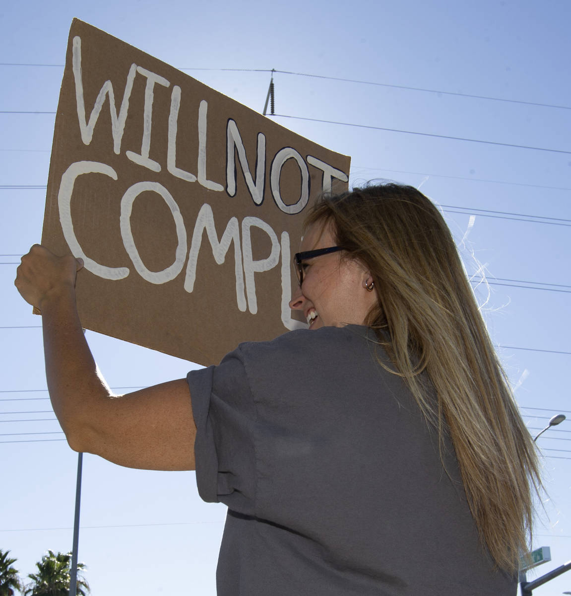 Anji Gardiner sostiene un cartel que dice “No Cumpliré" durante la “No Mask Protest" en la ...