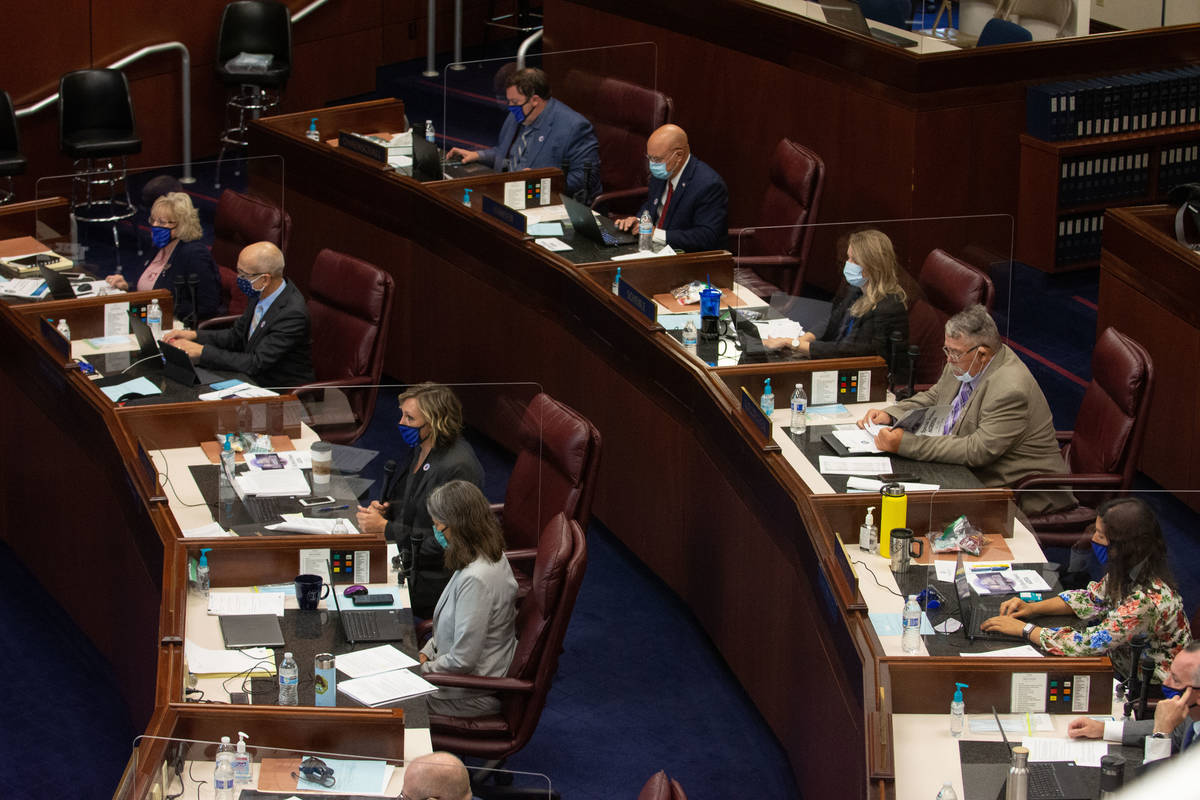 El Senado de Nevada se reúne el primer día de la 31ª Sesión Especial de la Legislatura de N ...