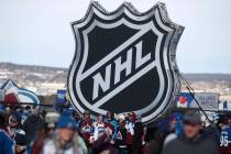En esta foto del 15 de febrero de 2020, aficionados posan bajo el logo de la liga NHL en una ex ...