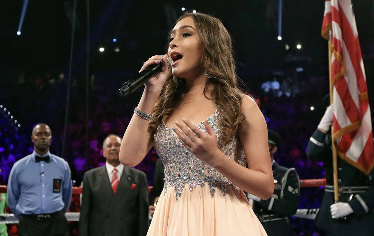 Bridget González el récord de haber cantado los himnos nacionales en más peleas de campeonat ...