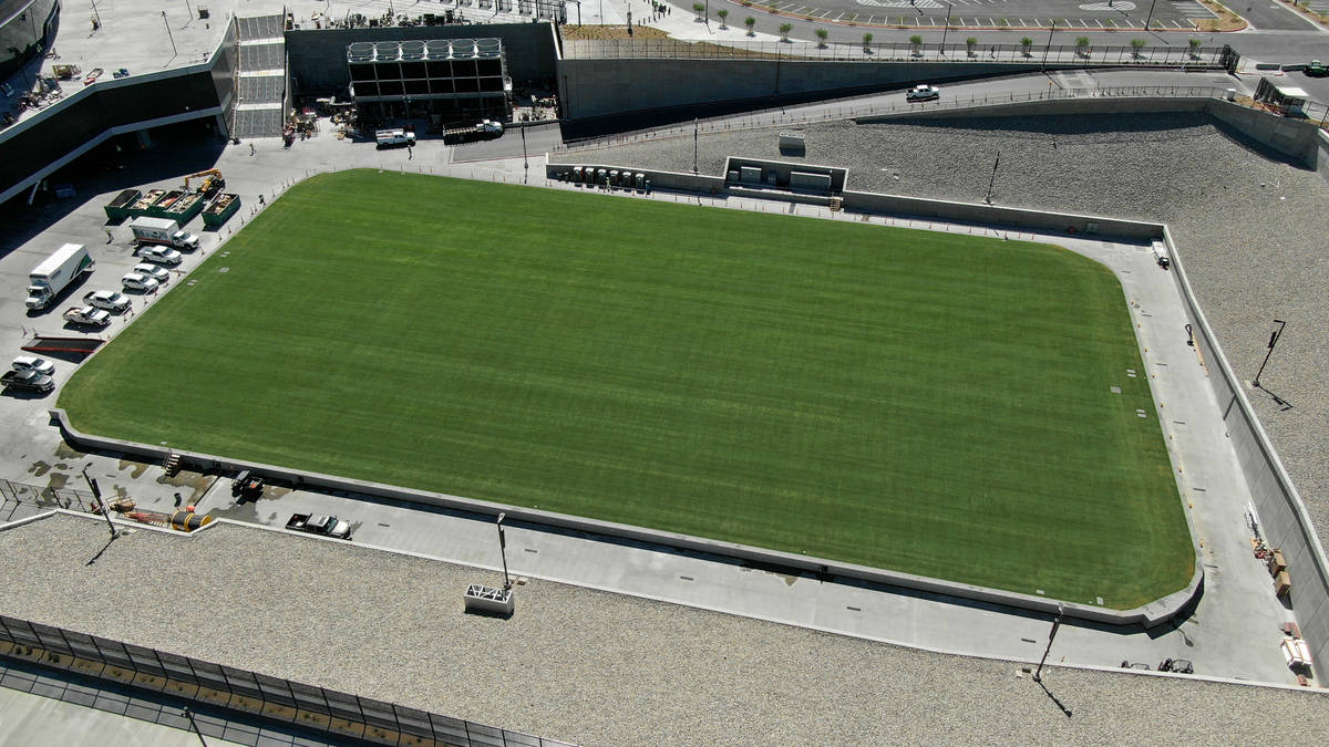 Vista aérea del Estadio Allegiant y la bandeja del campo de césped natural el miércoles, 8 d ...