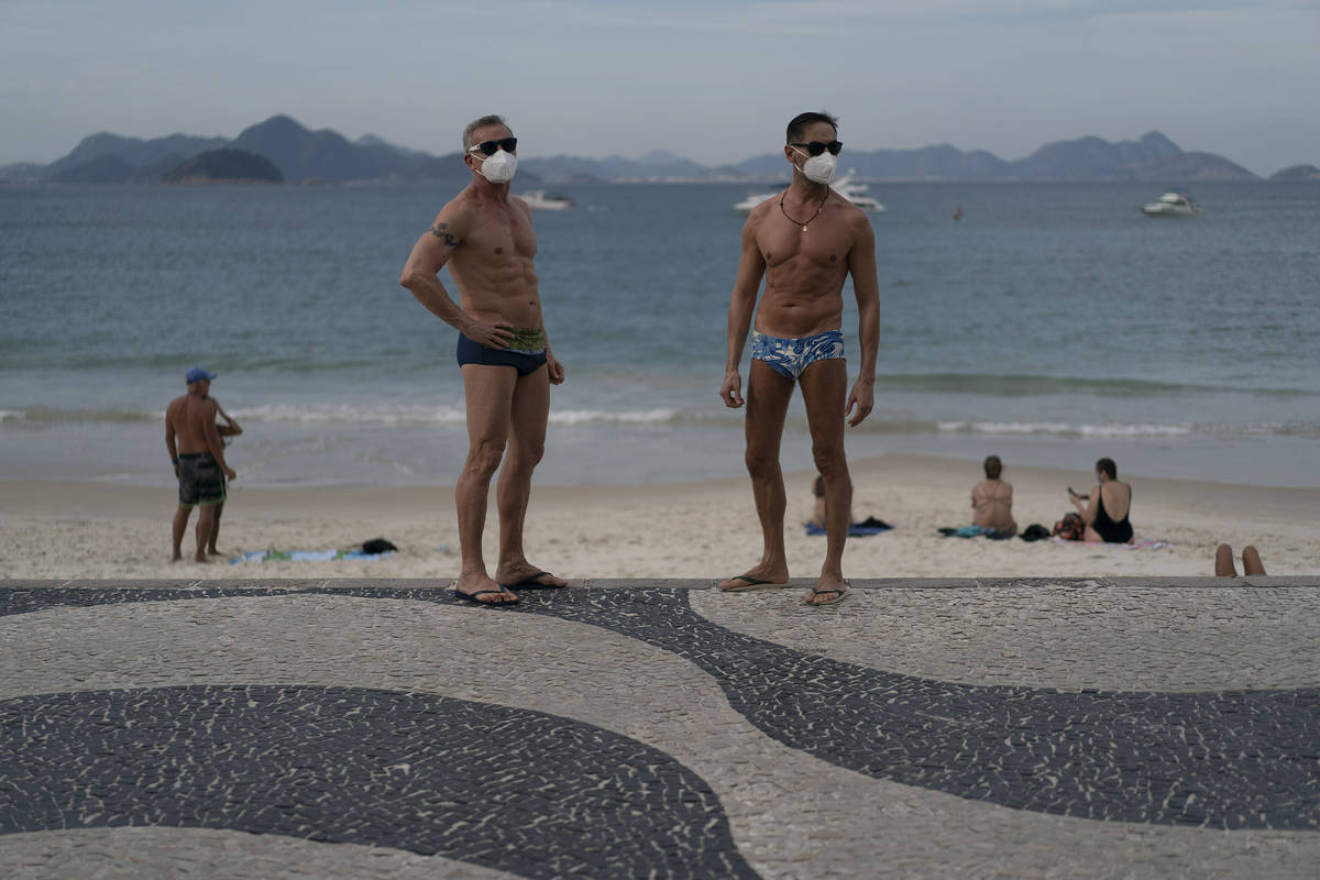 Jesús Costa y Antonio Ancón, a la derecha, de pie en la playa de Copacabana en medio del brot ...