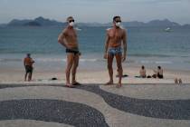 Jesús Costa y Antonio Ancón, a la derecha, de pie en la playa de Copacabana en medio del brot ...