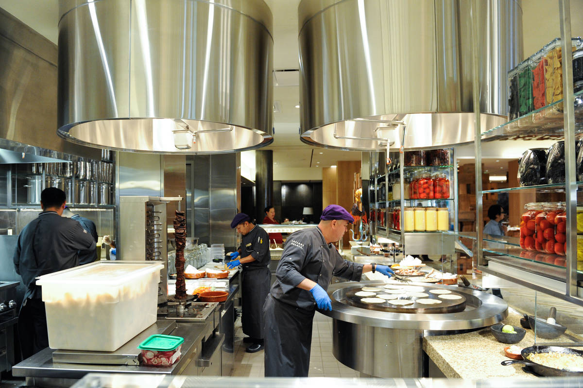 Chefs preparan comida en la cocina mexicana del Bacchanal Buffet de Caesars Palace, ubicado en ...