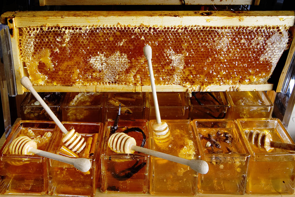 Un panal de abejas en una ventana se exhibe en el buffet Bacchanal del hotel-casino Caesars Pal ...