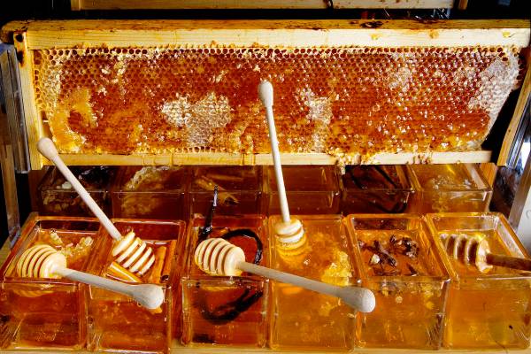 Un panal de abejas en una ventana se exhibe en el buffet Bacchanal del hotel-casino Caesars Pal ...