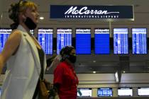 Pasajeros pasan por un letrero del Aeropuerto Internacional McCarran el miércoles, 24 de junio ...