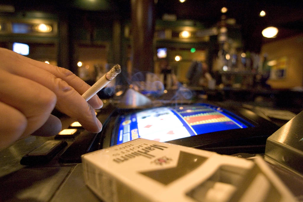 Un fumador en una máquina de video póquer en Las Vegas. (K.M. Cannon/Las Vegas Review-Journal)
