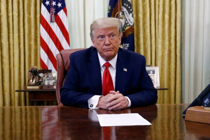 El presidente Donald Trump participa en una sesión informativa sobre la pandilla MS-13 en la O ...