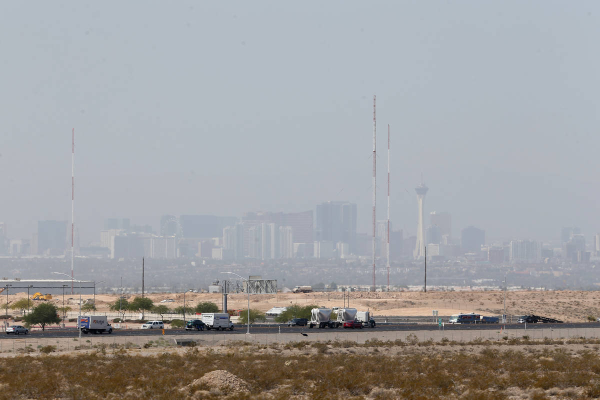 El Strip de Las Vegas desde North Las Vegas el martes, 31 de julio de 2018. El humo de los ince ...