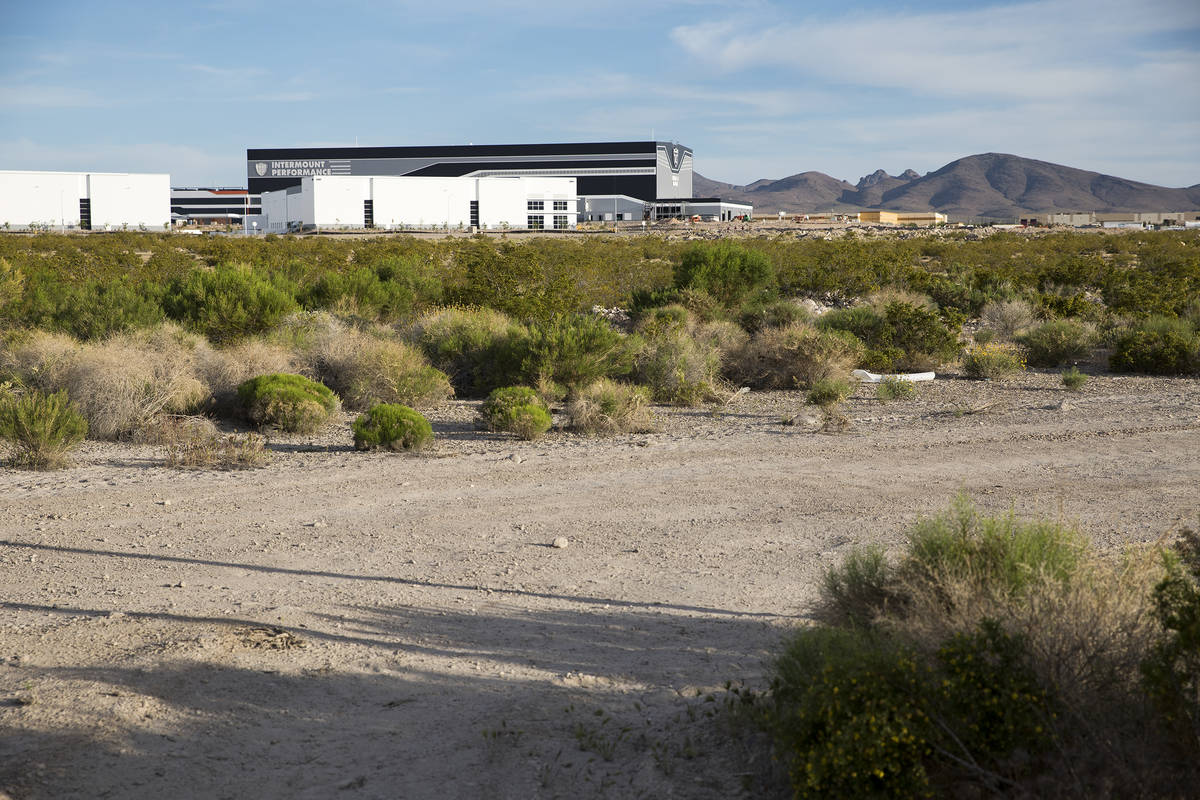 El sitio donde se propone construir un nuevo hospital en la esquina suroeste de St. Rose Parkwa ...