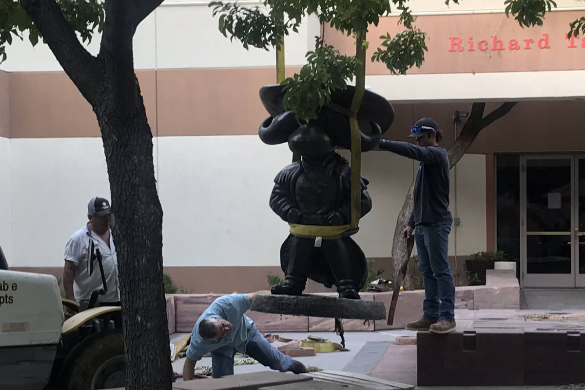 La UNLV trabaja para remover la estatua de Hey Reb! del frente del Tam Alumni Center el martes, ...