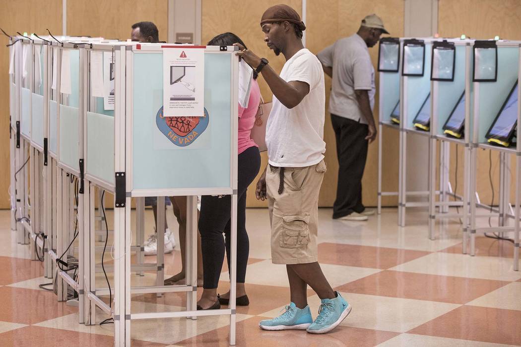 En esta foto de archivo, personas de Las Vegas emitien su voto en el Centro Comunitario Doolitt ...