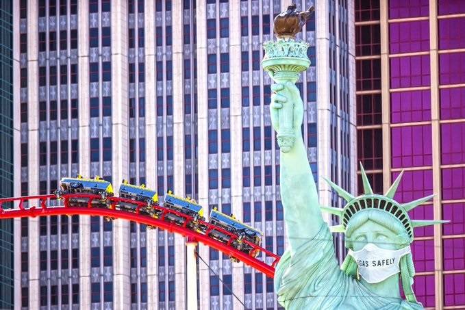 La Estatua de la Libertad en el Strip de Las Vegas con un nuevo cubrebocas. (Benjamin Hager/Las ...