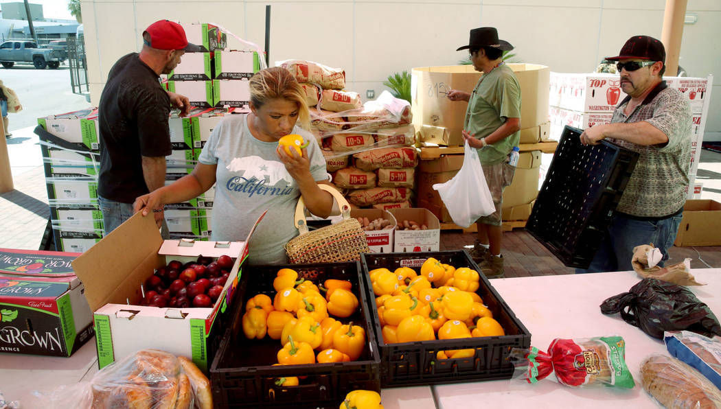 En esta foto de archivo, Carina López recoge comida durante una distribución del banco de ali ...