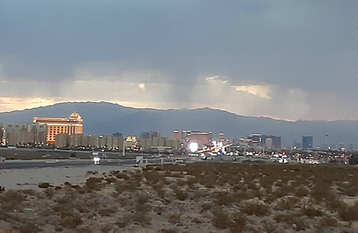 Lluvia cae sobre el Valle de Las Vegas el lunes, 20 de julio de 2020. (Marvin Clemons/Las Vegas ...