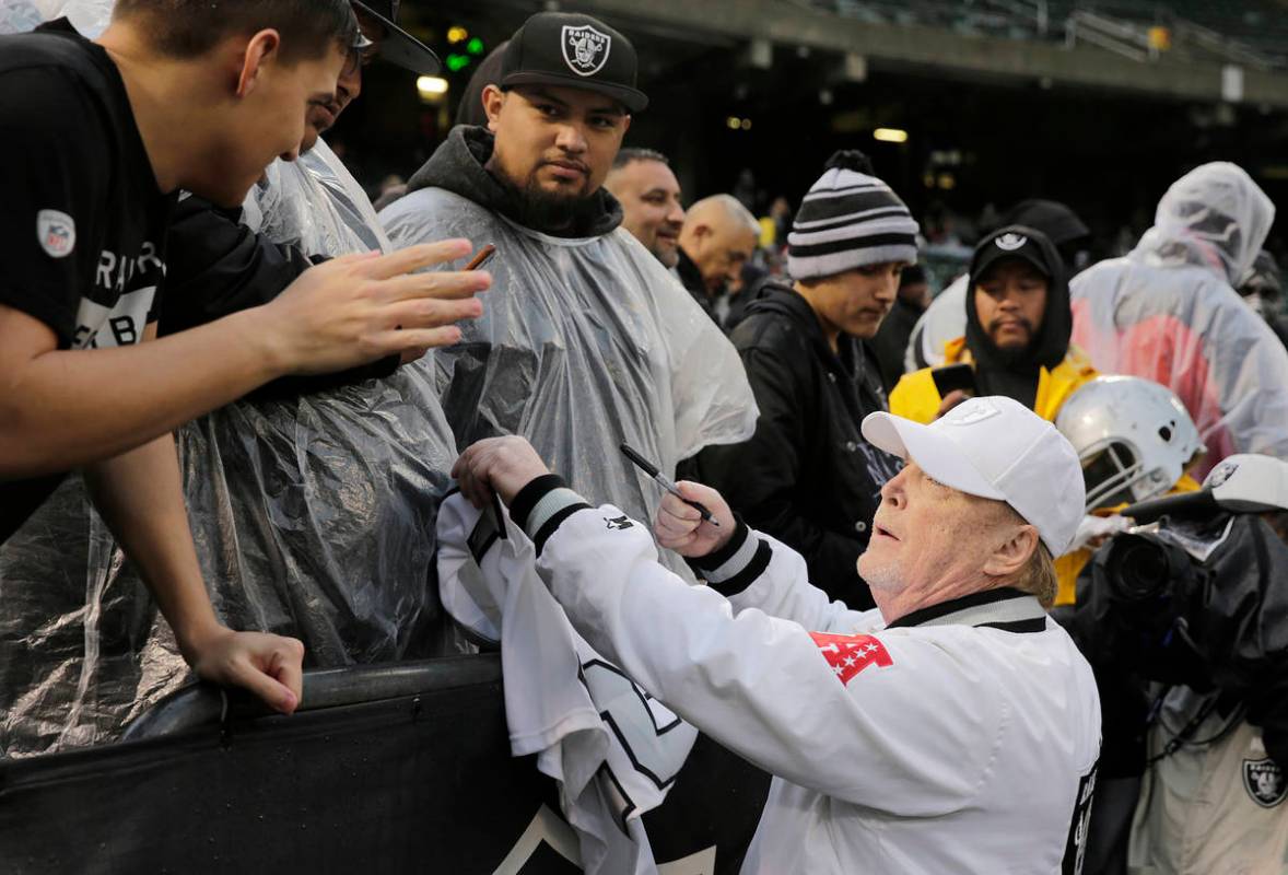 En esta foto de archivo, el propietario de los Raiders, Mark Davis, firma autógrafos para los ...