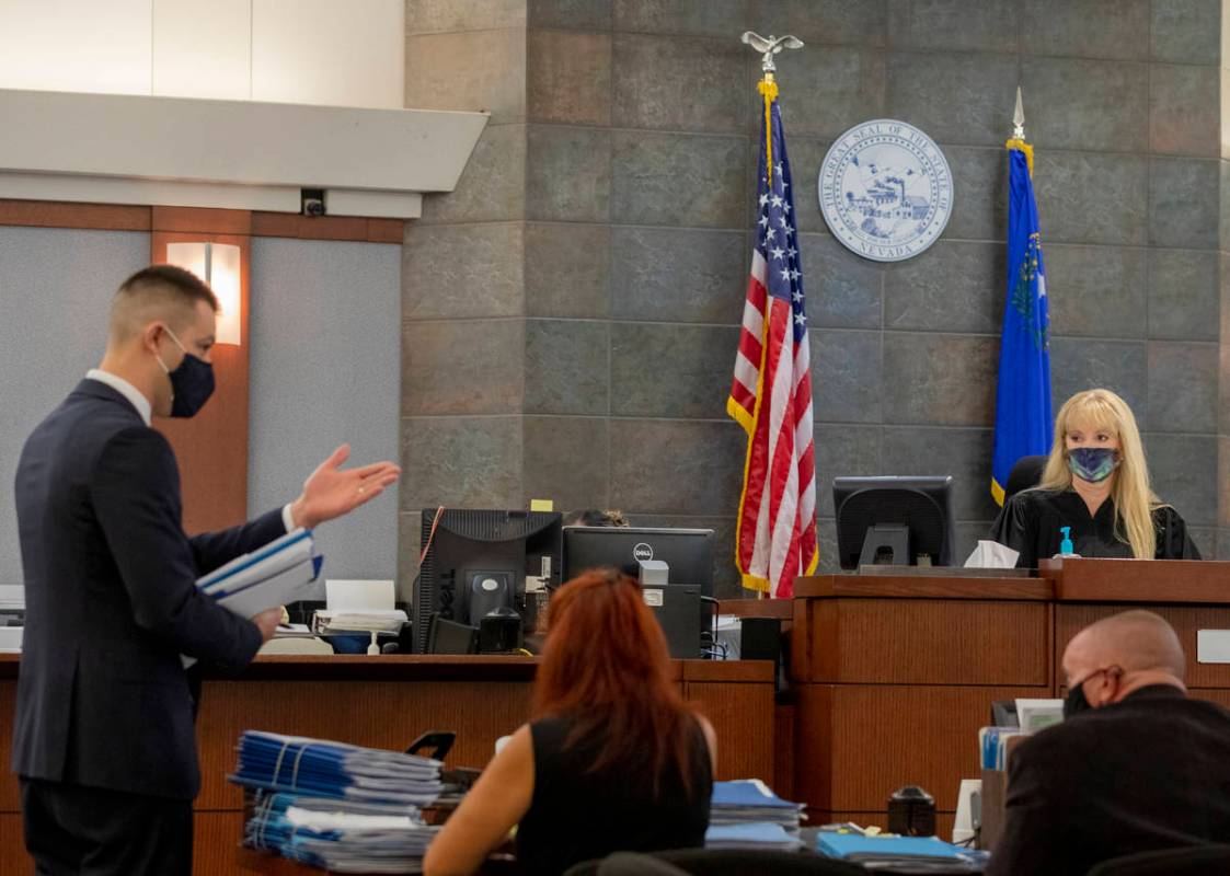 El fiscal Frank LoGrippo habla con la jueza de paz de Las Vegas, Suzan Baucumat, durante una au ...