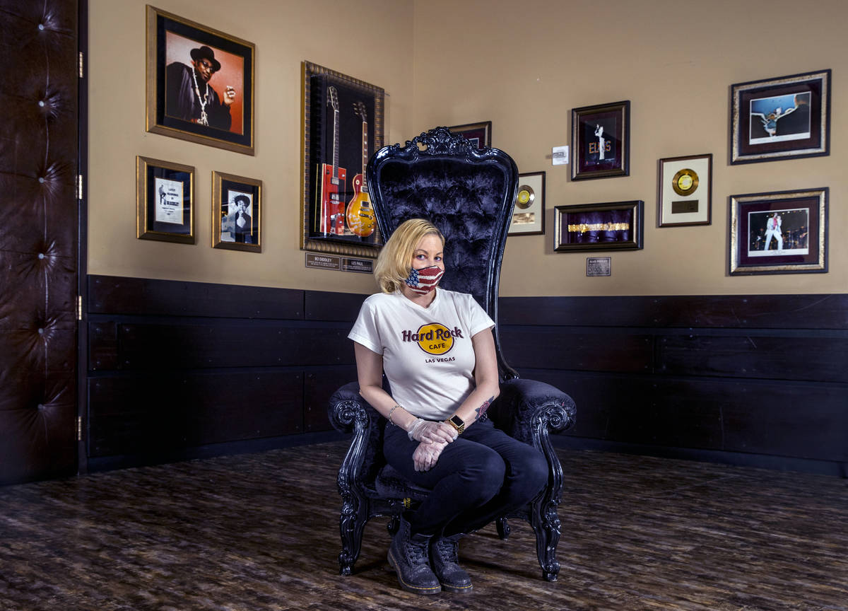 Kristin McCormick en el Hard Rock Cafe usando uno de sus cubrebocas personalizados el jueves, 1 ...