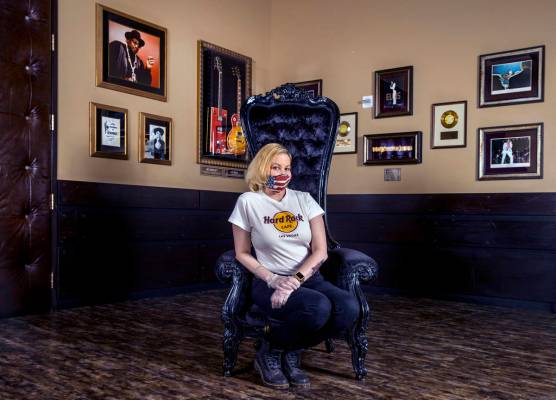 Kristin McCormick en el Hard Rock Cafe usando uno de sus cubrebocas personalizados el jueves, 1 ...